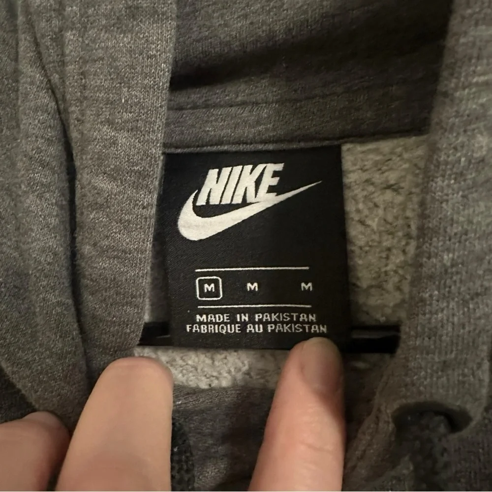 Nike Gray Embroidered Hoodie Sweatshirt Size Medium - Picture 3 of 4